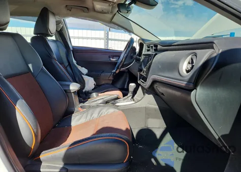 2017 Toyota Corolla L z USA, uszkodzony, nr VIN 5YFBURHE2HP595386